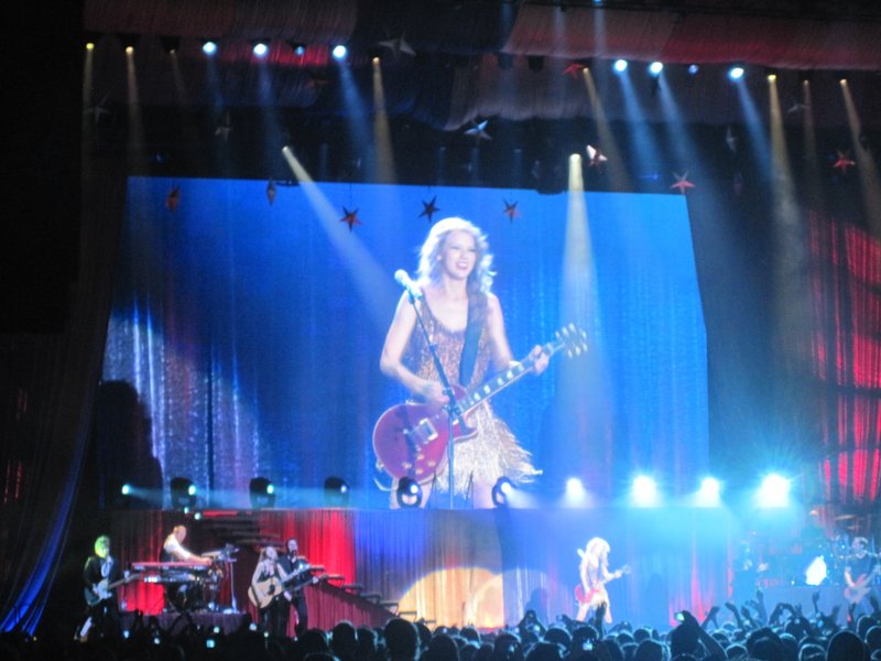 Taylor Swift — March 7 - Rotterdam, Holland — photo 34