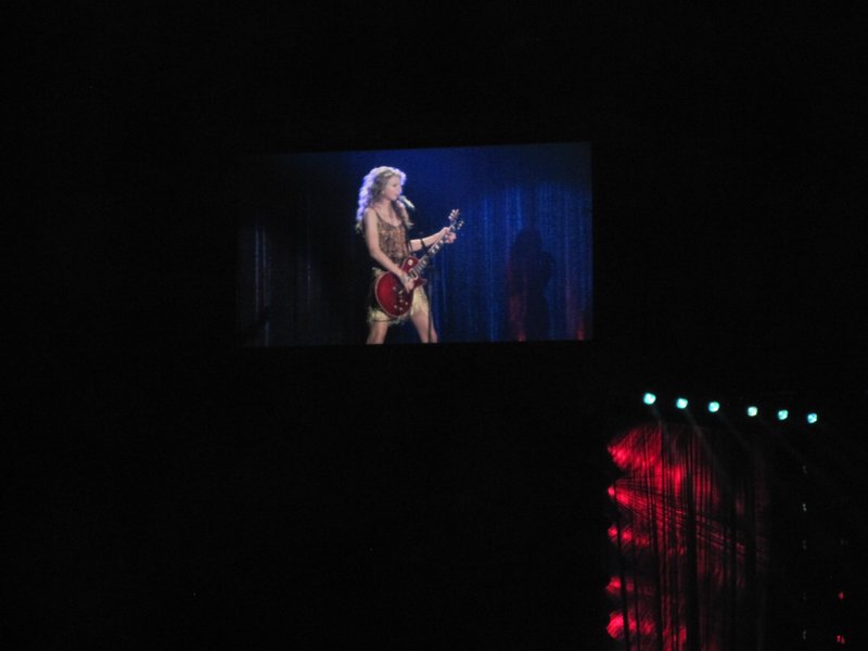 Taylor Swift — March 7 - Rotterdam, Holland — photo 35