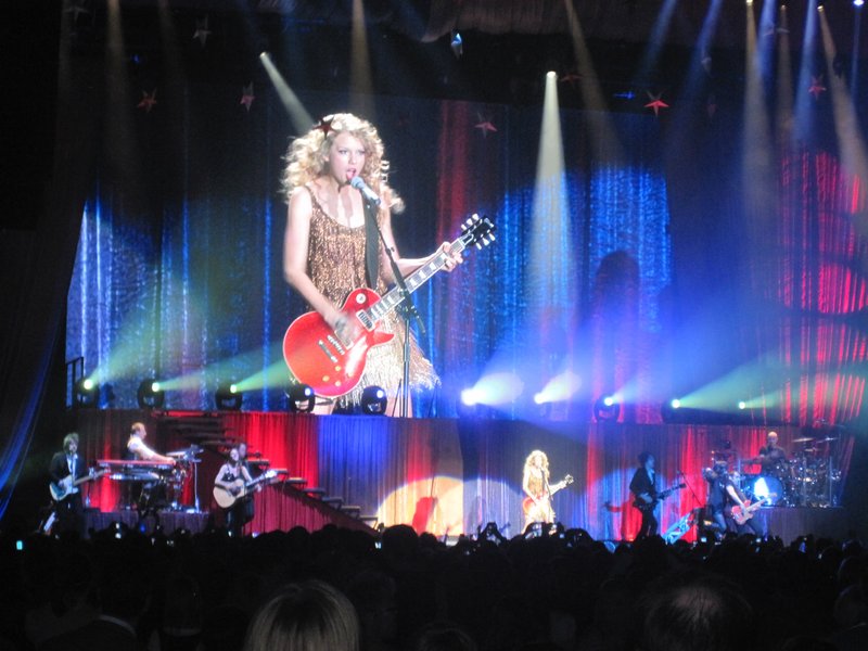 Taylor Swift — March 7 - Rotterdam, Holland — photo 36