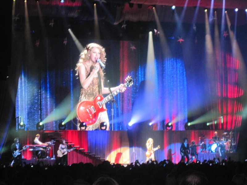 Taylor Swift — March 7 - Rotterdam, Holland — photo 37
