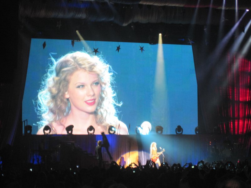 Taylor Swift — March 7 - Rotterdam, Holland — photo 38