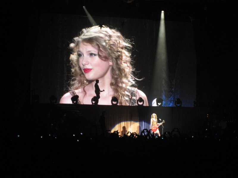 Taylor Swift — March 7 - Rotterdam, Holland — photo 39