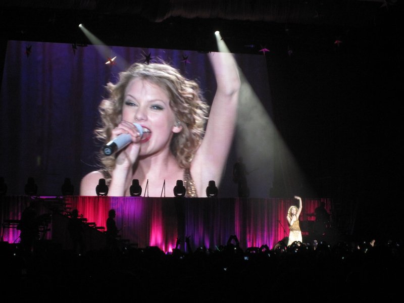 Taylor Swift — March 7 - Rotterdam, Holland — photo 41