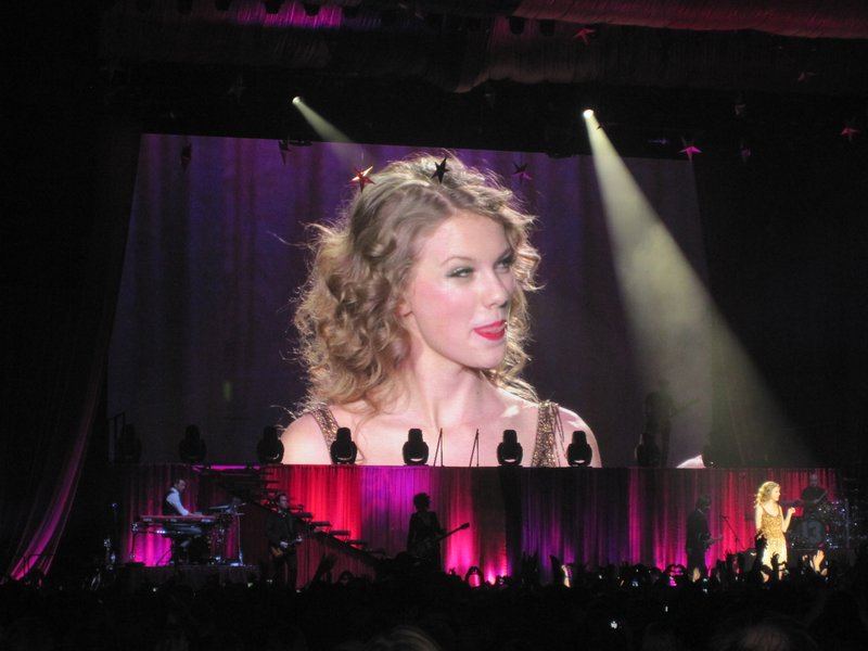Taylor Swift — March 7 - Rotterdam, Holland — photo 42