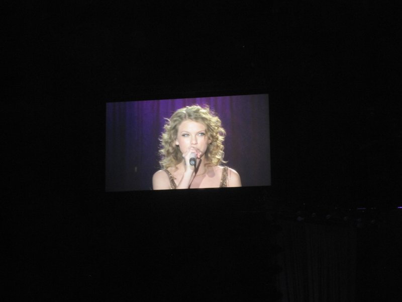 Taylor Swift — March 7 - Rotterdam, Holland — photo 43