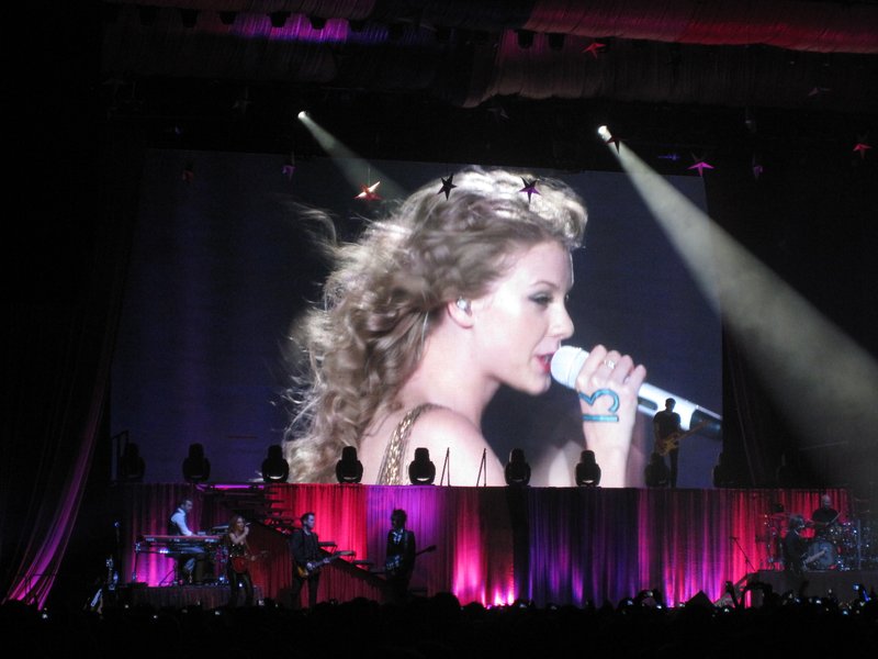 Taylor Swift — March 7 - Rotterdam, Holland — photo 44
