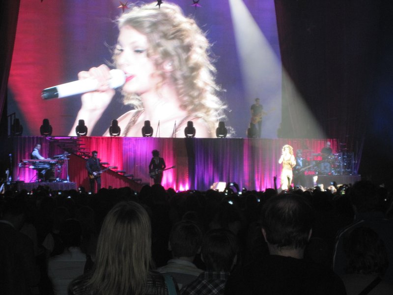 Taylor Swift — March 7 - Rotterdam, Holland — photo 46