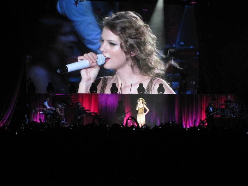 Taylor Swift — March 7 - Rotterdam, Holland — photo 47