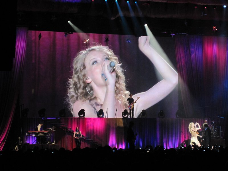 Taylor Swift — March 7 - Rotterdam, Holland — photo 49