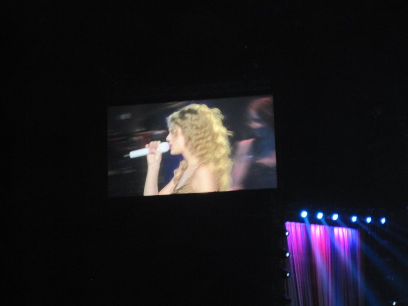 Taylor Swift — March 7 - Rotterdam, Holland — photo 51