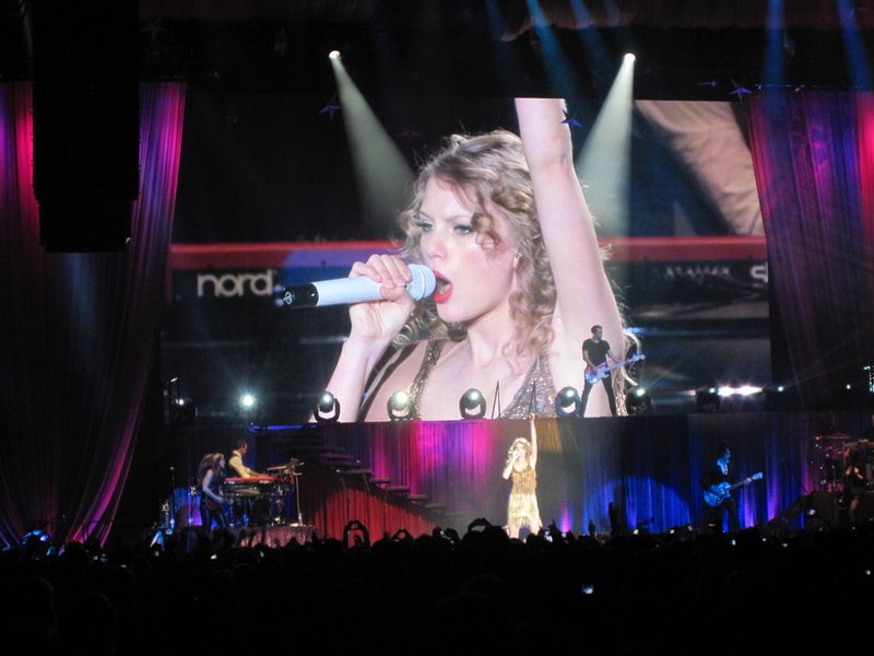 Taylor Swift — March 7 - Rotterdam, Holland — photo 52
