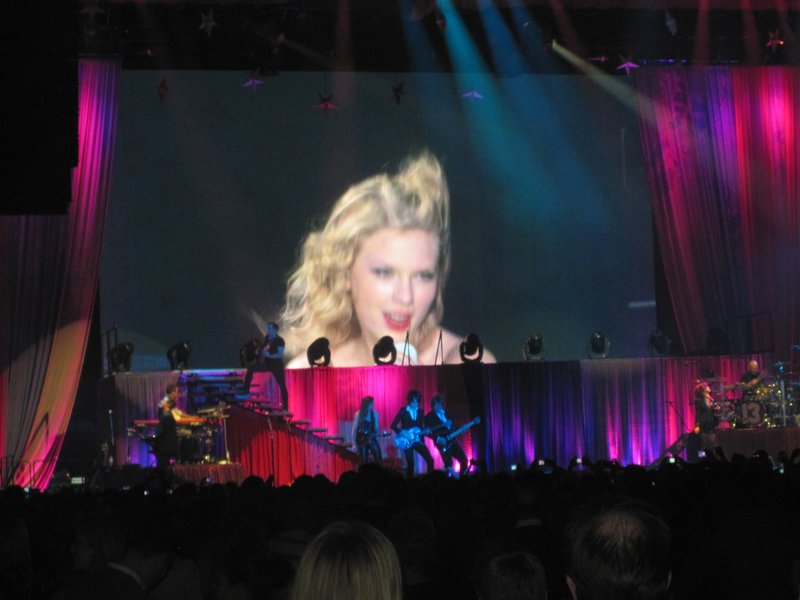Taylor Swift — March 7 - Rotterdam, Holland — photo 54