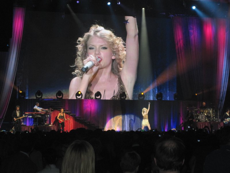 Taylor Swift — March 7 - Rotterdam, Holland — photo 55