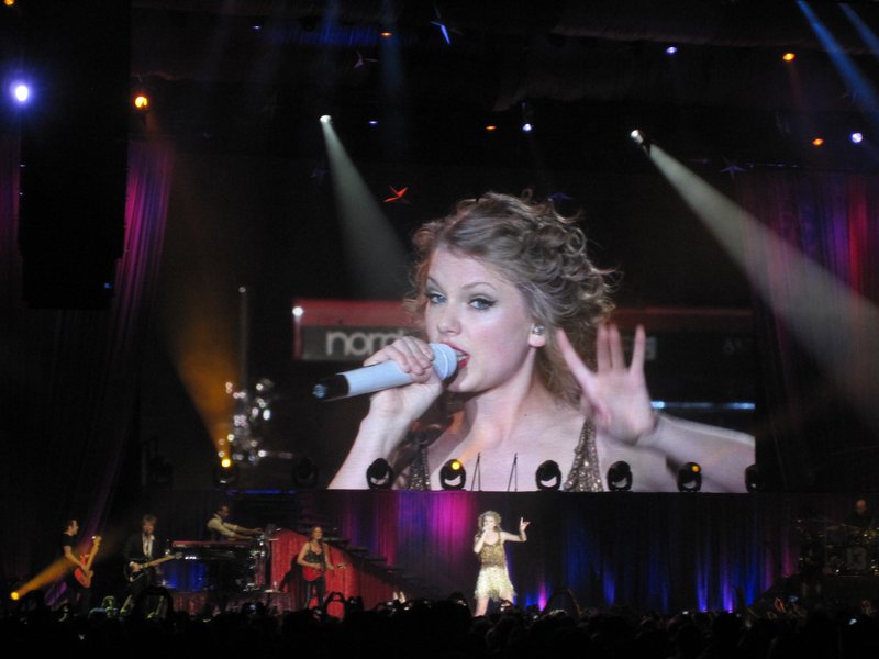 Taylor Swift — March 7 - Rotterdam, Holland — photo 56