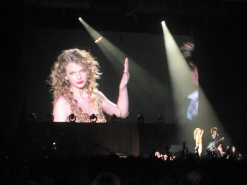 Taylor Swift — March 7 - Rotterdam, Holland — photo 58