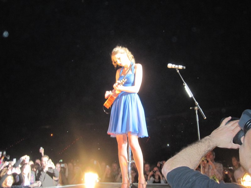 Taylor Swift — March 7 - Rotterdam, Holland — photo 61