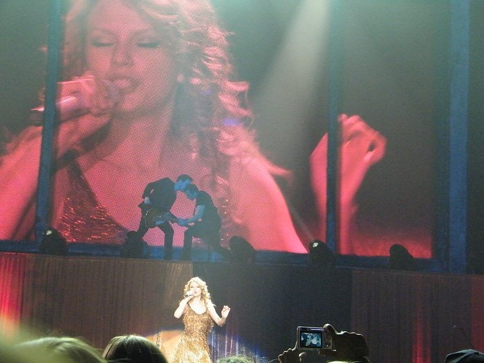 Taylor Swift — March 7 - Rotterdam, Holland — photo 132