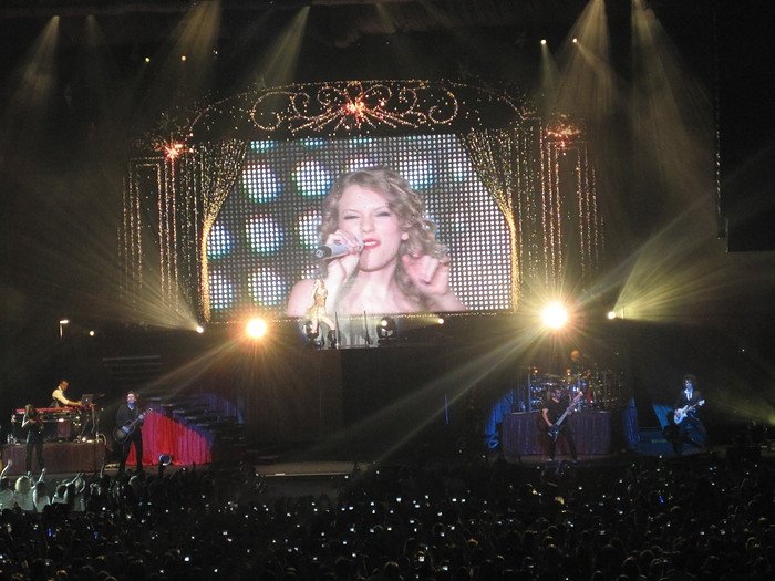 Taylor Swift — March 7 - Rotterdam, Holland — photo 194