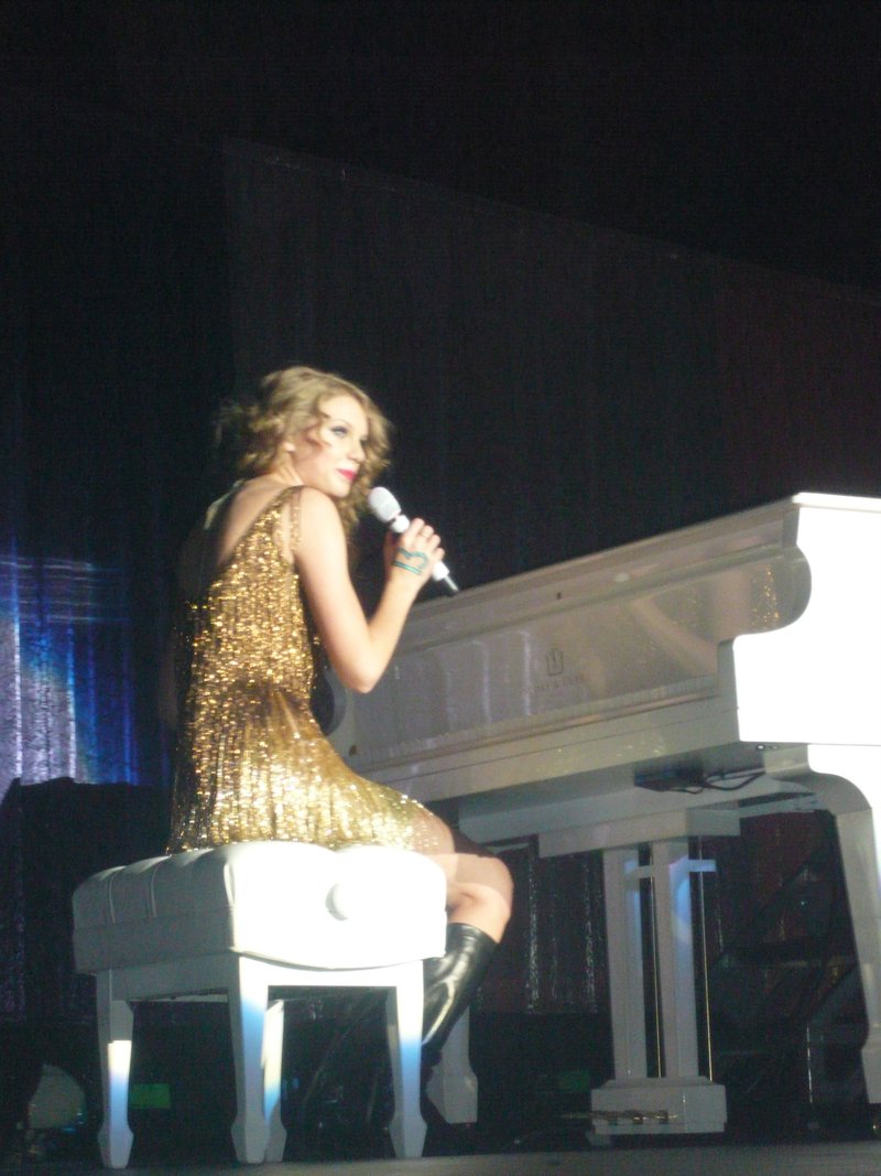 Taylor Swift — March 7 - Rotterdam, Holland — photo 224