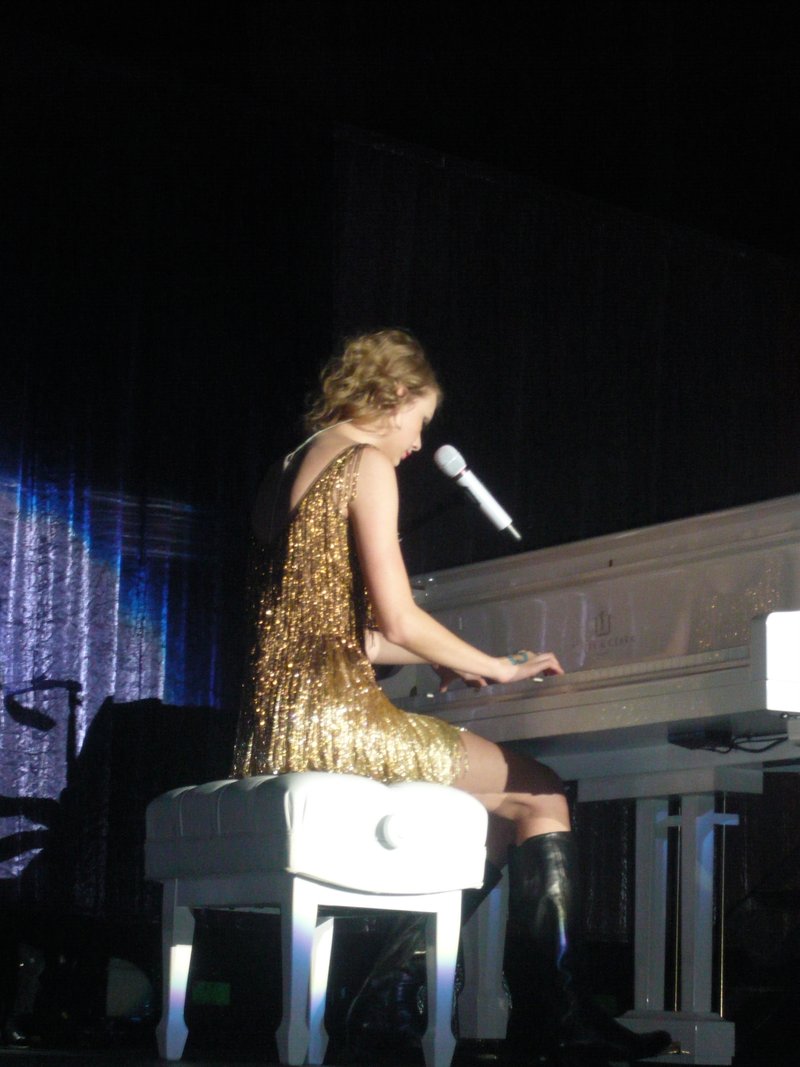 Taylor Swift — March 7 - Rotterdam, Holland — photo 225