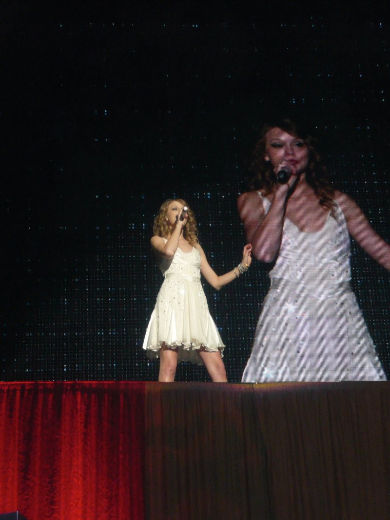 Taylor Swift — March 7 - Rotterdam, Holland — photo 236