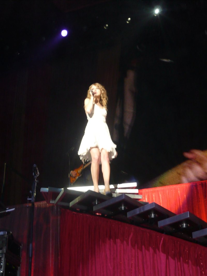 Taylor Swift — March 7 - Rotterdam, Holland — photo 237