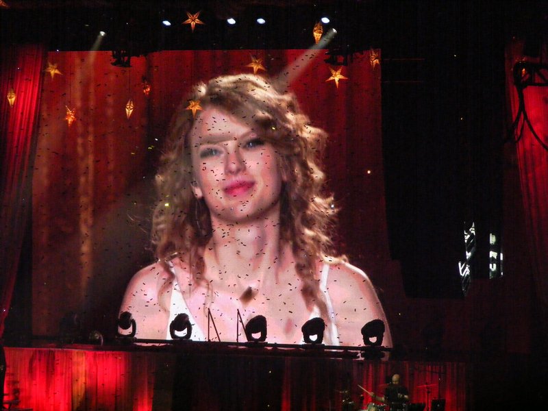 Taylor Swift — March 7 - Rotterdam, Holland — photo 251