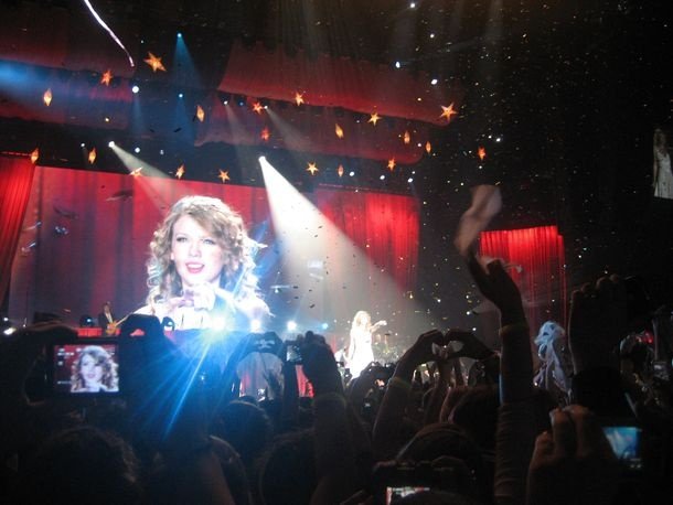 Taylor Swift — March 7 - Rotterdam, Holland — photo 301