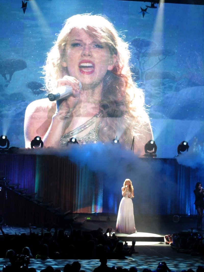 Taylor Swift — March 9 - Oslo, Norway — photo 11