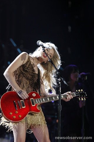 Taylor Swift — November 17 - Raleigh, North Carolina — photo 10