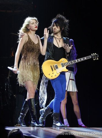 Taylor Swift — November 17 - Raleigh, North Carolina — photo 55