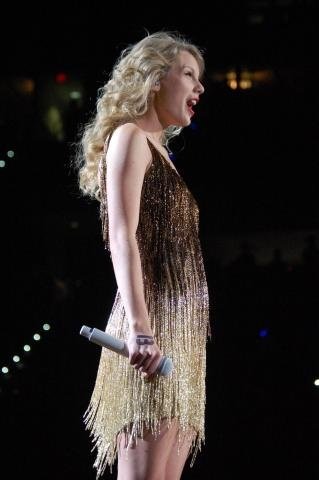 Taylor Swift — November 17 - Raleigh, North Carolina — photo 84