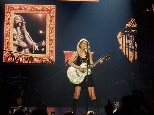 Taylor Swift — November 17 - Raleigh, North Carolina — photo 132