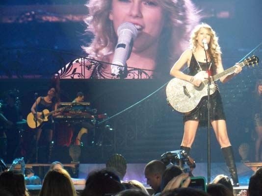 Taylor Swift — November 17 - Raleigh, North Carolina — photo 148