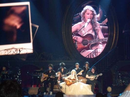 Taylor Swift — November 17 - Raleigh, North Carolina — photo 150