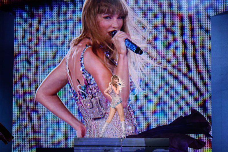 Taylor Swift — August 24 - Mexico City, Mexico — photo 2