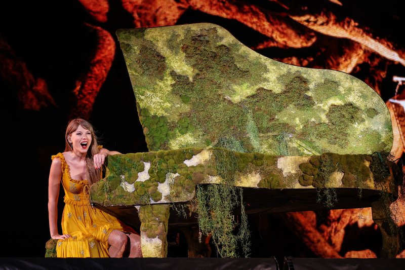Taylor Swift — August 24 - Mexico City, Mexico — photo 30