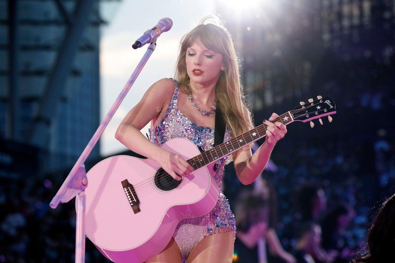 Taylor Swift — June 2 - Chicago, Illinois — photo 2
