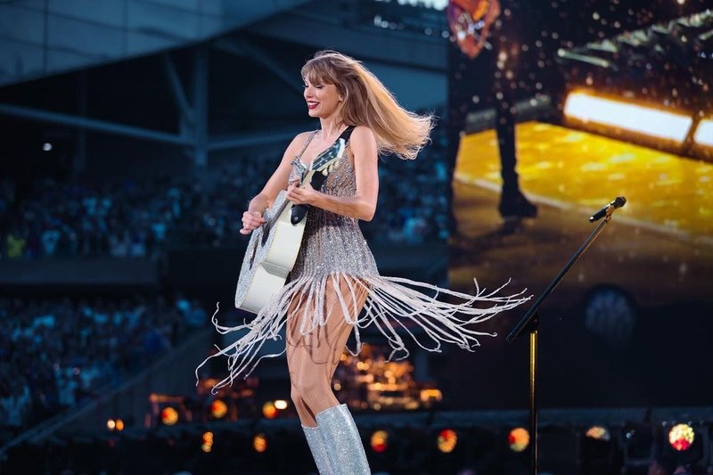 Taylor Swift — June 3 - Chicago, Illinois — photo 2