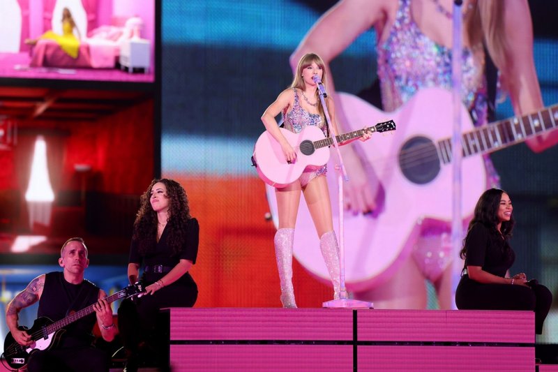 Taylor Swift — June 9 - Detroit, Michigan — photo 5