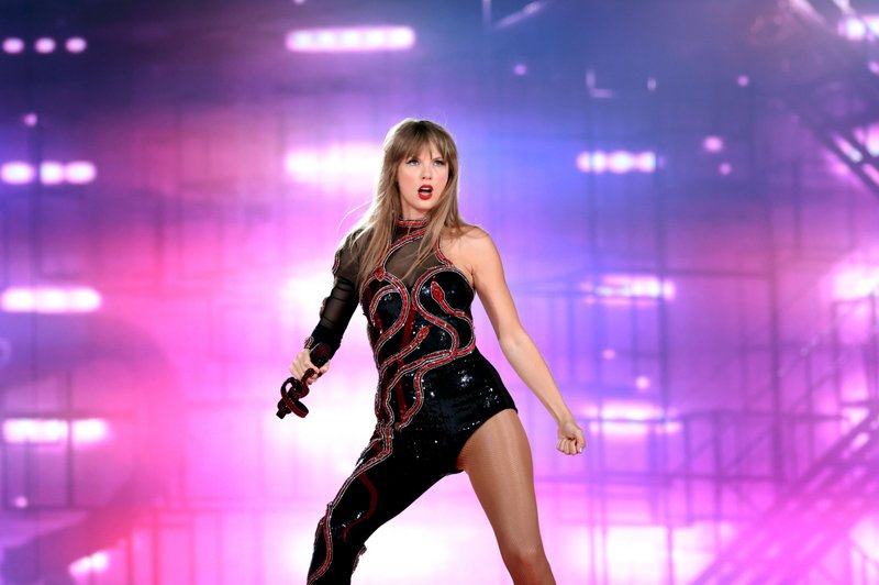Taylor Swift — March 17 - Glendale, Arizona — photo 31