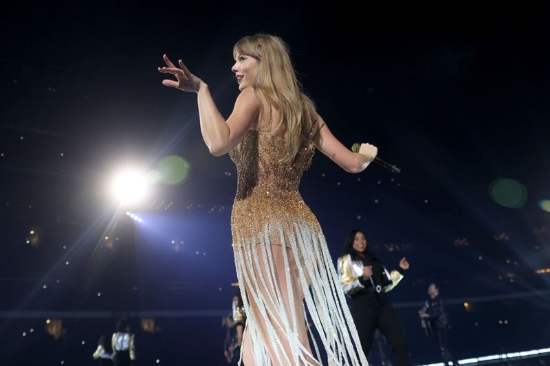 Taylor Swift — March 31 - Arlington, Texas — photo 4