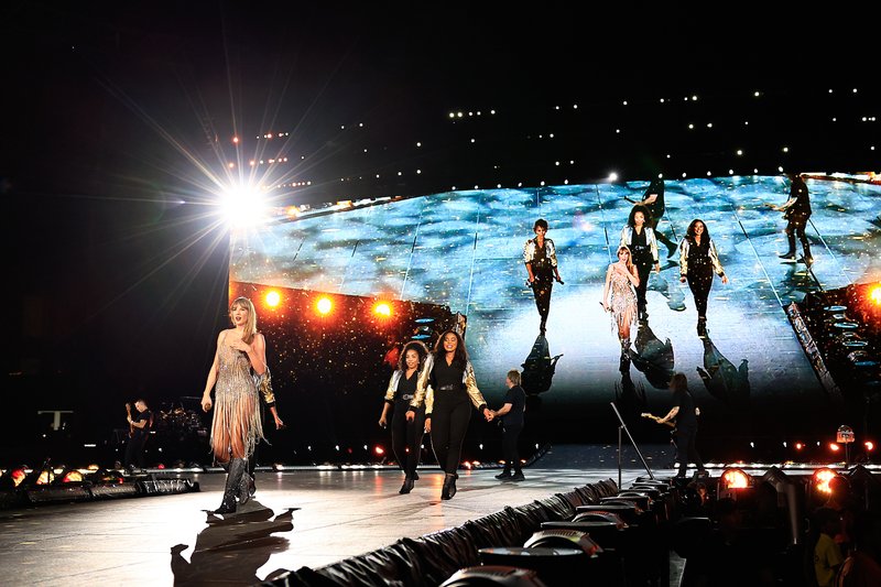 Taylor Swift — November 17 - Rio de Janeiro, Brazil — photo 3