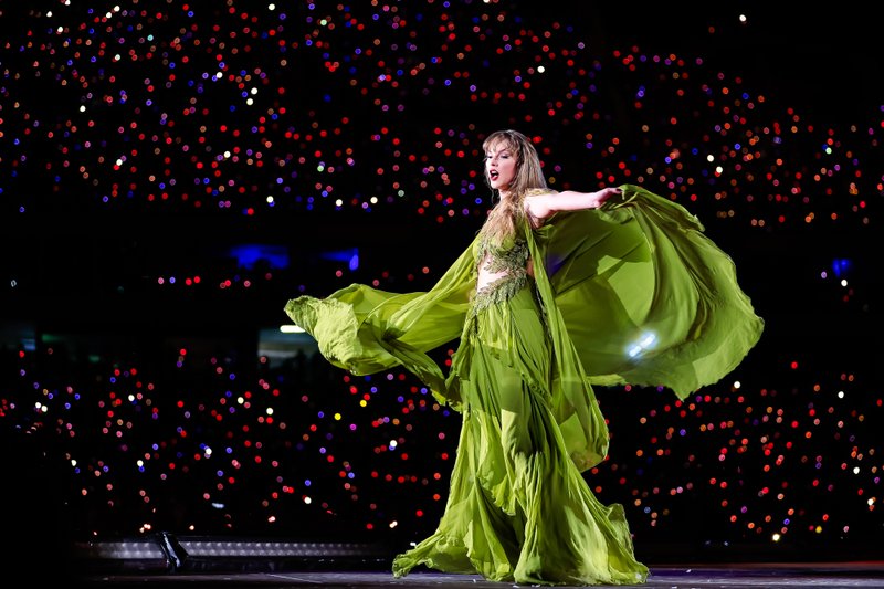 Taylor Swift — November 17 - Rio de Janeiro, Brazil — photo 16