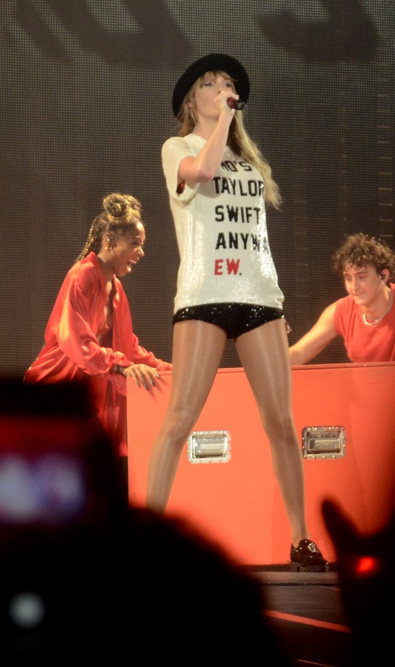 Taylor Swift — November 17 - Rio de Janeiro, Brazil — photo 42
