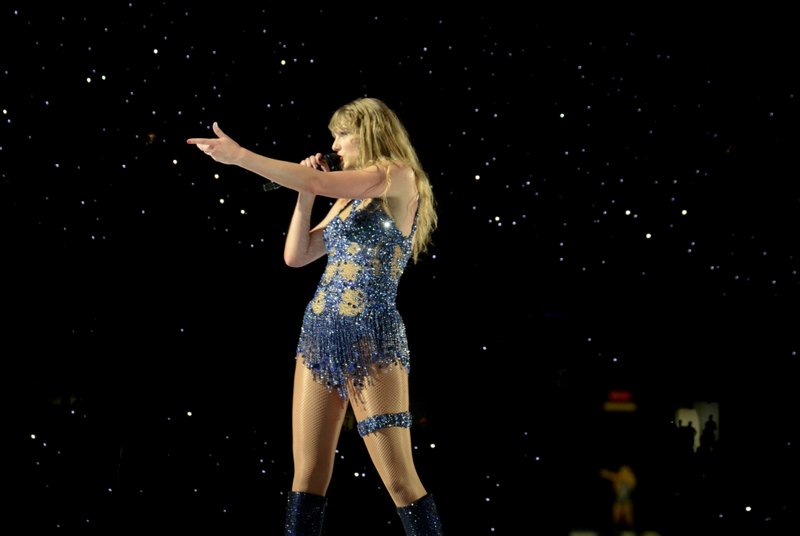 Taylor Swift — November 17 - Rio de Janeiro, Brazil — photo 77