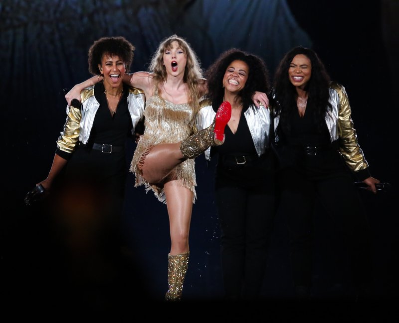 Taylor Swift — November 19 - Rio de Janeiro, Brazil — photo 340
