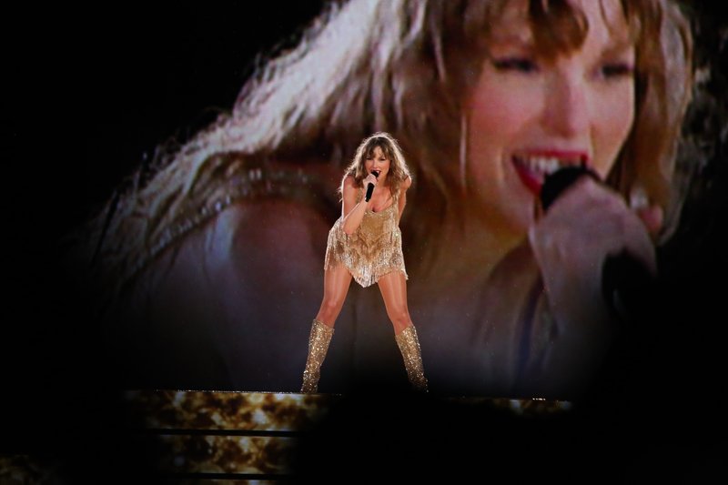 Taylor Swift — November 19 - Rio de Janeiro, Brazil — photo 399
