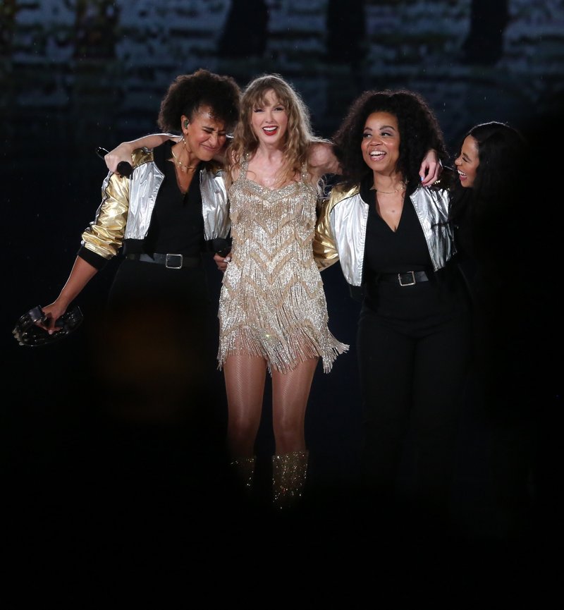 Taylor Swift — November 19 - Rio de Janeiro, Brazil — photo 412