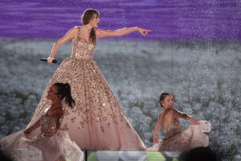 Taylor Swift — November 19 - Rio de Janeiro, Brazil — photo 529
